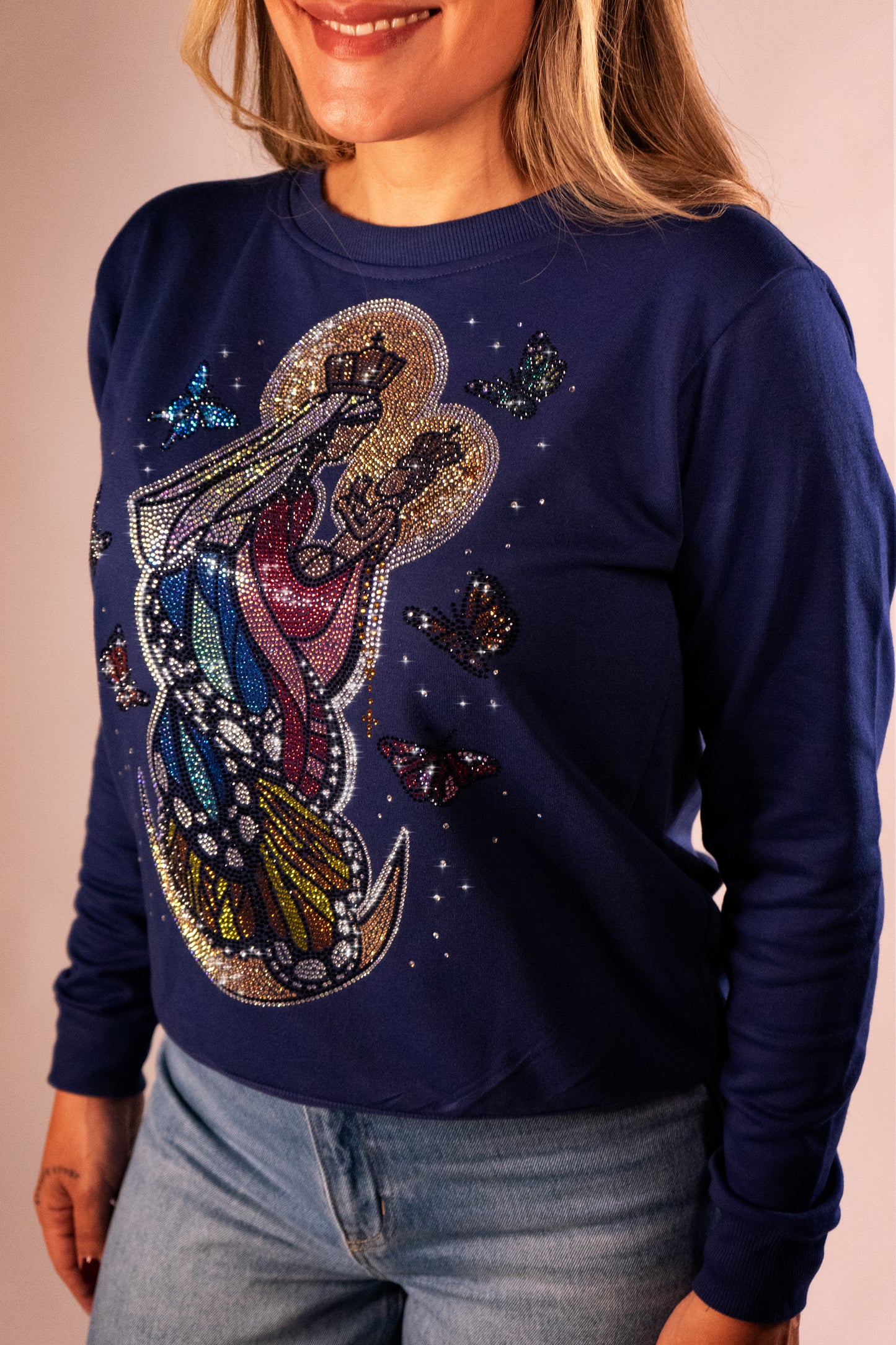 Chinita Mariposa Color Azul Oscuro Sweater Corte Regular